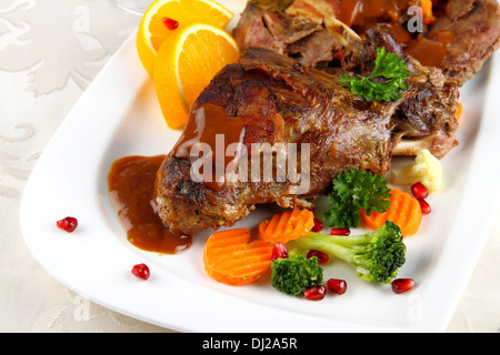 Geschmortes Kaninchen-Fleisch mit Gemüse und Kartoffelknödel, Nahaufnahme Stockfoto