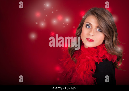 Mädchen mit blauen Augen auf Rot Weihnachten Hintergrund Stockfoto