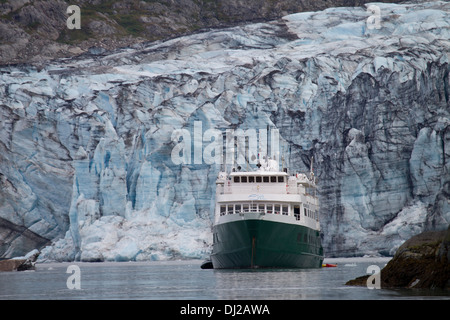 Wildnis-Explorer vor dem Margerie-Gletscher, Glacier Bay in Alaska Stockfoto