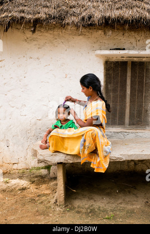 Indische Mutter jungen Töchter in einem indischen Dorf kämmt. Andhra Pradesh, Indien