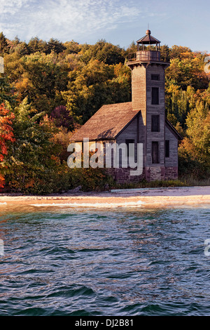 Wärme des Herbstes ist Licht auf Grand Island East Channel Leuchtturm entlang Lake Superior in Upper Peninsula Michigans Abend. Stockfoto