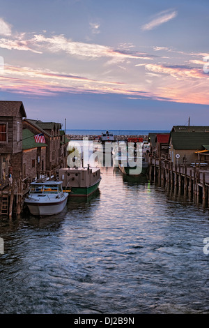 Sonnenuntergang über dem Lake Michigan und historischen Fishtown Leland, Michigan. Stockfoto