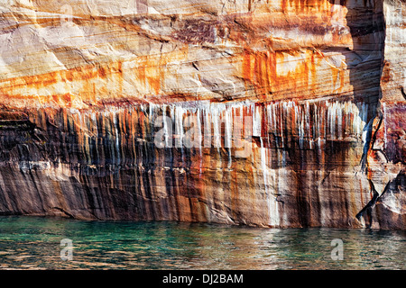 Mineralische Seep schafft spektakuläre Farben entlang Lake Superior und dargestellter Felsen-Staatsangehöriger Lakeshore in obere Halbinsel von Michigan. Stockfoto