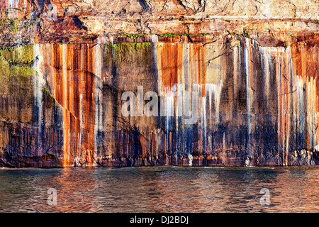 Mineralische Seep schafft spektakuläre Farben entlang Lake Superior und dargestellter Felsen-Staatsangehöriger Lakeshore in obere Halbinsel von Michigan. Stockfoto