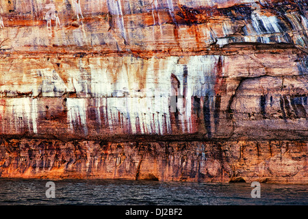 Mineralische Seep schafft spektakuläre Farben entlang Lake Superior und dargestellter Felsen-Staatsangehöriger Lakeshore in obere Halbinsel von Michigan. Stockfoto