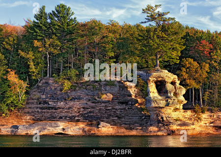 Große Kiefer wächst auf Kapelle Rock entlang Lake Superior in dargestellter Felsen-Staatsangehöriger Lakeshore und Michigans Upper Peninsula. Stockfoto