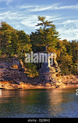 Große Kiefer wächst auf Kapelle Rock entlang Lake Superior in dargestellter Felsen-Staatsangehöriger Lakeshore und Michigans Upper Peninsula. Stockfoto