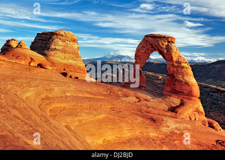 Delicate Arch mit Schnee bedeckt die La Sal Mountains im Arches National Park in Utah. Stockfoto