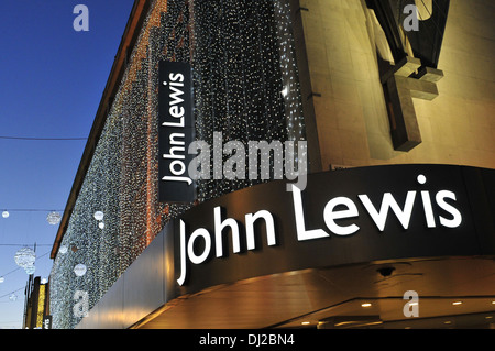 Eine Nahaufnahme von John Lewis auf der Oxford Street mit Weihnachtsschmuck Stockfoto