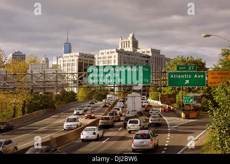 Autobahn-Verkehr in New York City Stockfoto