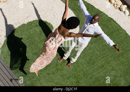 Afroamerikanische Frau springt in die Arme ihres Ehemannes südafrikanischen an einem sonnigen Tag. Stockfoto