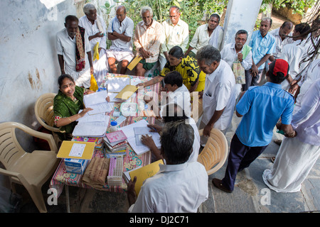 Diabetes-Patienten in Sri Sathya Sai Baba mobile aufsuchende Krankenhausklinik. Andhra Pradesh, Indien. Stockfoto