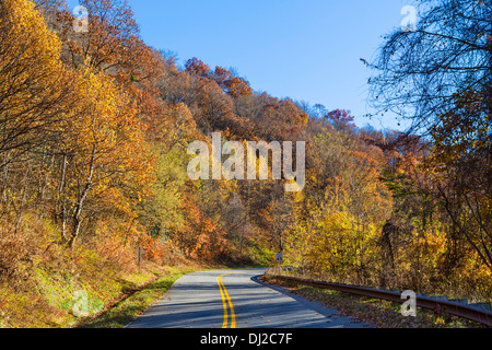 Herbstfarben auf dem Cherohala Skyway südlich des Great Smoky Mountains National Park, North Carolina, USA Stockfoto