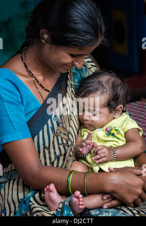 Ländliche indische Mutter und Baby. Andhra Pradesh, Indien Stockfoto