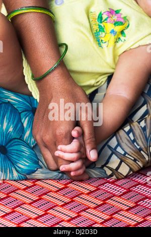 Ländliche indische Mutter und Baby Hand in Hand. Andhra Pradesh, Indien Stockfoto