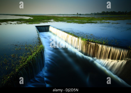 Wasser fließt aus den Damm, Wassertor zur Bewässerung Stockfoto