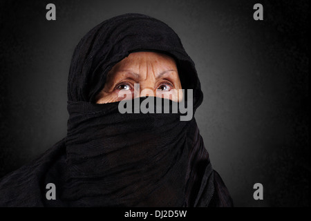 Dramatische Porträt von senior Muslimin mit Niqab hijab Stockfoto