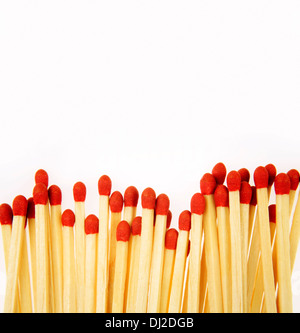 Haufen von Streichhölzern auf weiß Stockfoto