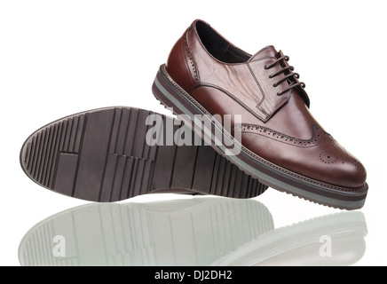 Paar braune männliche Schuhe auf weißem Hintergrund Stockfoto