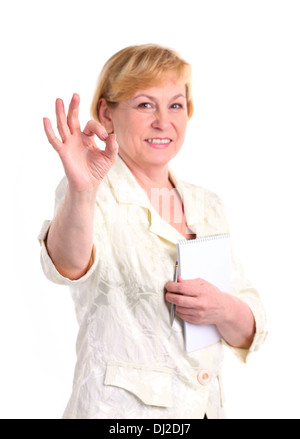 Fröhliche Reife Geschäftsfrau geben ok Sign. Stockfoto