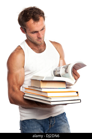 Kaukasischen Mann mit einem Stapel Bücher auf weiß Stockfoto