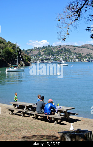 Familien-Picknicks am Strand auf Angel Island mit Blick auf Tiburon und Marin County Stockfoto