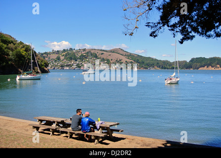 paar haben Picknick auf den Tischen in Ayala Bucht auf Angel Island Stockfoto