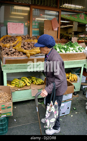 Ältere chinesische Dame Geschäfte am Gemüsemarkt in Chinatown Stockfoto