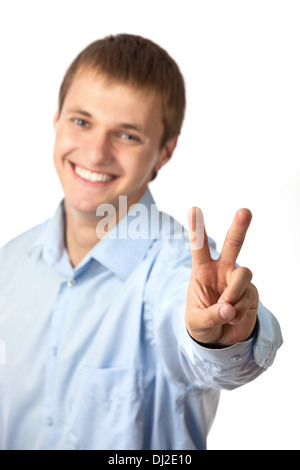 Kaukasischen Jüngling lächelnd hell und zeigt ein Friedenszeichen Stockfoto