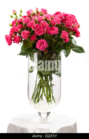 Strauß rosa Rosen auf weißem Hintergrund Stockfoto