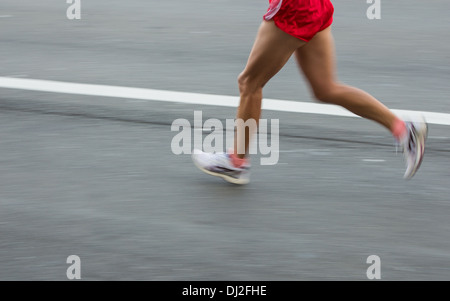 Marathonläufer auf der Straße. Bewegung verwischt Stockfoto