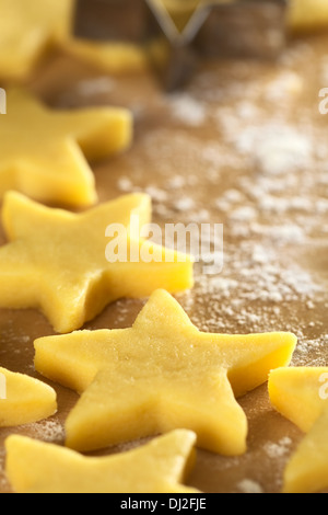 Ungebrannten sternförmige Cookies auf bemehlten Holzoberfläche (selektiven Fokus, Fokus ein Drittel ins Bild) Stockfoto