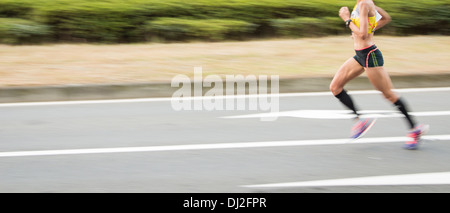 Marathonläufer auf der Straße. Bewegung verwischt Stockfoto