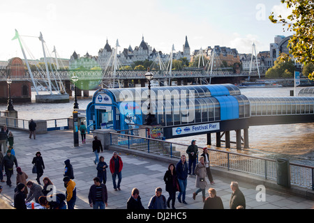 Festival Pier Eingang am südlichen Ufer Promenade in London UK Stockfoto