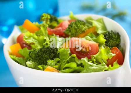 Salat aus frischem Gemüse gemacht, Cherry Tomaten, Brokkoli, gelbe Paprika und Salat (Tiefenschärfe) Stockfoto