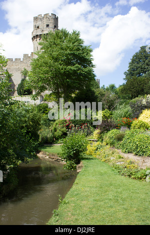 Mühle-Garten in Warwick ist berühmt für seine Pflanzen und hat eine dramatische Kulisse von Caesers Tower, Warwick Castle. Stockfoto