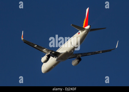 HAMBURG, Deutschland - 13. November 2013: Einen neuen Airbus A321 für Philippines Airlines verlässt das Airbus-Werk für Anlieferung Flug Stockfoto