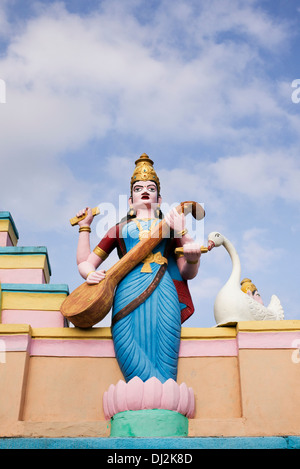 Farbenfrohe Statue der hindu-Göttin Saraswathi auf einem südindischen Dorftempel. Andhra Pradesh, Indien Stockfoto