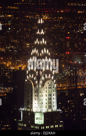 Das Chrysler building in der Nacht fotografiert vom Empire State Building. New York City, Vereinigte Staaten von Amerika. Stockfoto