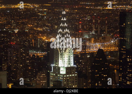 Das Chrysler building in der Nacht fotografiert vom Empire State Building. New York City, Vereinigte Staaten von Amerika. Stockfoto