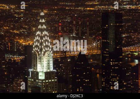 Das Chrysler building in der Nacht fotografiert vom Empire State Building. New York City, Vereinigte Staaten von Amerika. Stockfoto