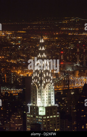 Das Chrysler building in der Nacht fotografiert vom Empire State Building. New York City, Vereinigte Staaten von Amerika. Stockfoto