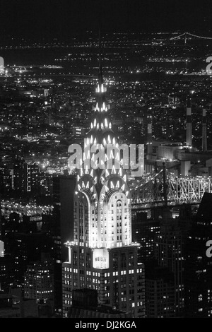 Das Chrysler building in der Nacht fotografiert vom Empire State Building. New York City, Vereinigte Staaten von Amerika. Stockfoto