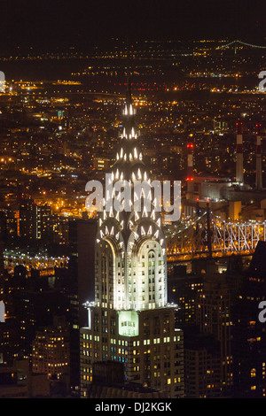 Das Chrysler building in der Nacht fotografiert vom Empire State Building. New York City, Vereinigte Staaten von Amerika. Stockfoto