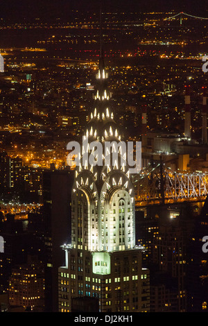 Das Chrysler building in der Nacht fotografiert vom Empire State Building. New York City, Vereinigte Staaten von Amerika. Stockfoto