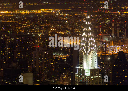 Das Chrysler building in der Nacht fotografiert vom Empire State Building. New York City, Vereinigte Staaten von Amerika. Stockfoto