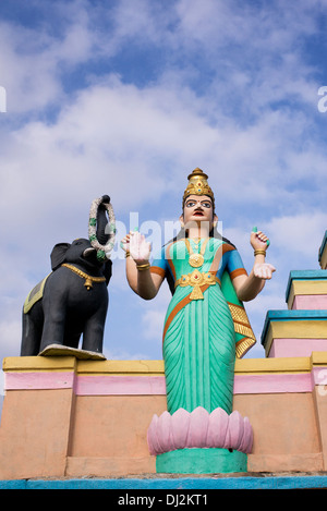 Farbenfrohe Statue der hindu-Göttin Lakshmi auf einem südindischen Dorftempel. Andhra Pradesh, Indien Stockfoto