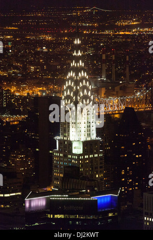 Das Chrysler building in der Nacht fotografiert vom Empire State Building. New York City, Vereinigte Staaten von Amerika. Stockfoto