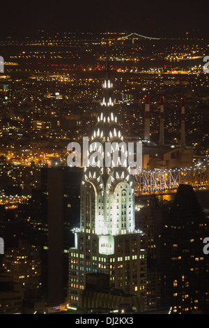 Das Chrysler building in der Nacht fotografiert vom Empire State Building. New York City, Vereinigte Staaten von Amerika. Stockfoto