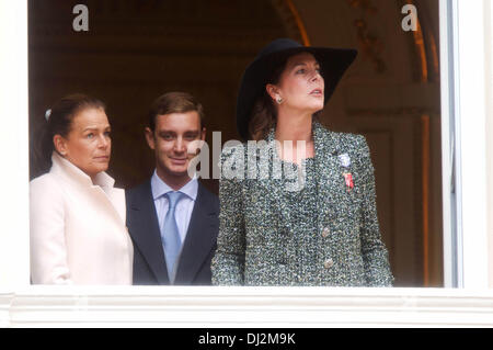 Monte Carlo, Monaco. 19. November 2013. Prinzessin Caroline von Hanover (R), ihre Schwester Prinzessin Stephanie von Monaco und ihrem Sohn Pierre Casiraghi besuchen die Armee Parade als Bestandteil der offiziellen Zeremonien für den Nationalfeiertag Monaco in Monte Carlo, Monaco, 19. November 2013. Foto: Albert Philip van der Werf/Dpa/Alamy Live News Stockfoto